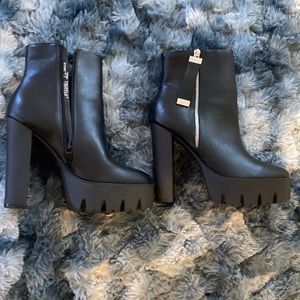 Chunky black ankle boots/ booties with zipper size 10